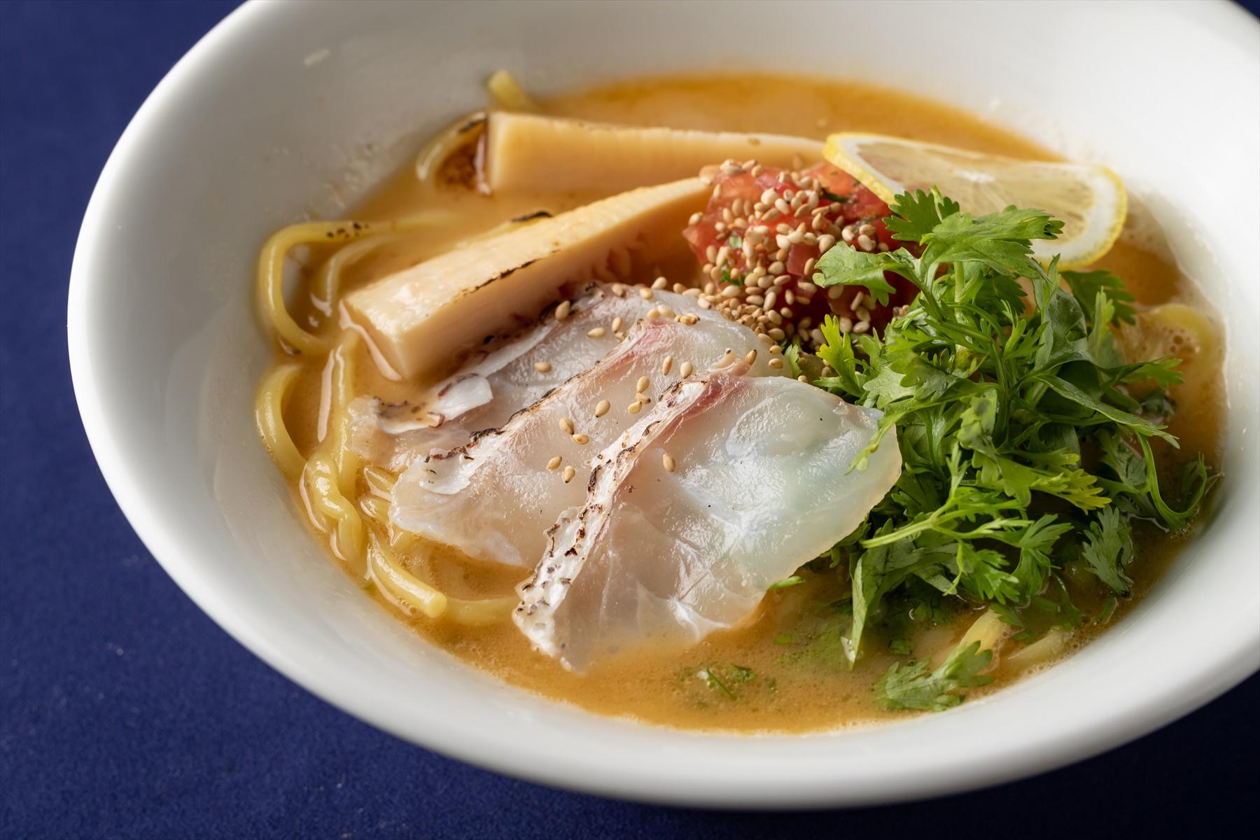 レモングラスを効かせた鯛スープに、自家製ハラペーニョとパクチーを添えた“タイ風鯛ラーメン” XXXXX円は、2019年夏の限定メニュー。