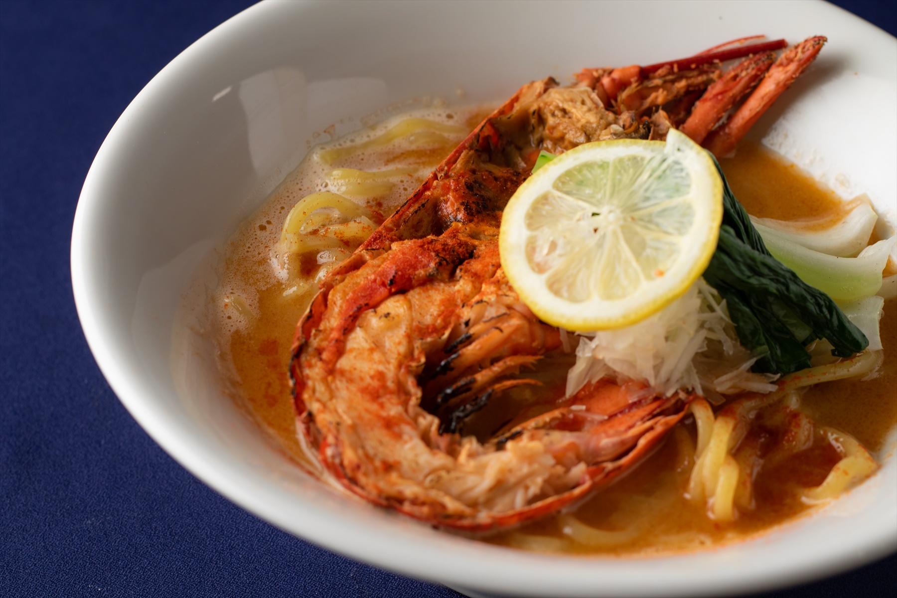 “真鯛とオマール海老”1,800円は力強い鯛スープに濃厚なオマール海老のビスクを合わせた贅沢な一杯。