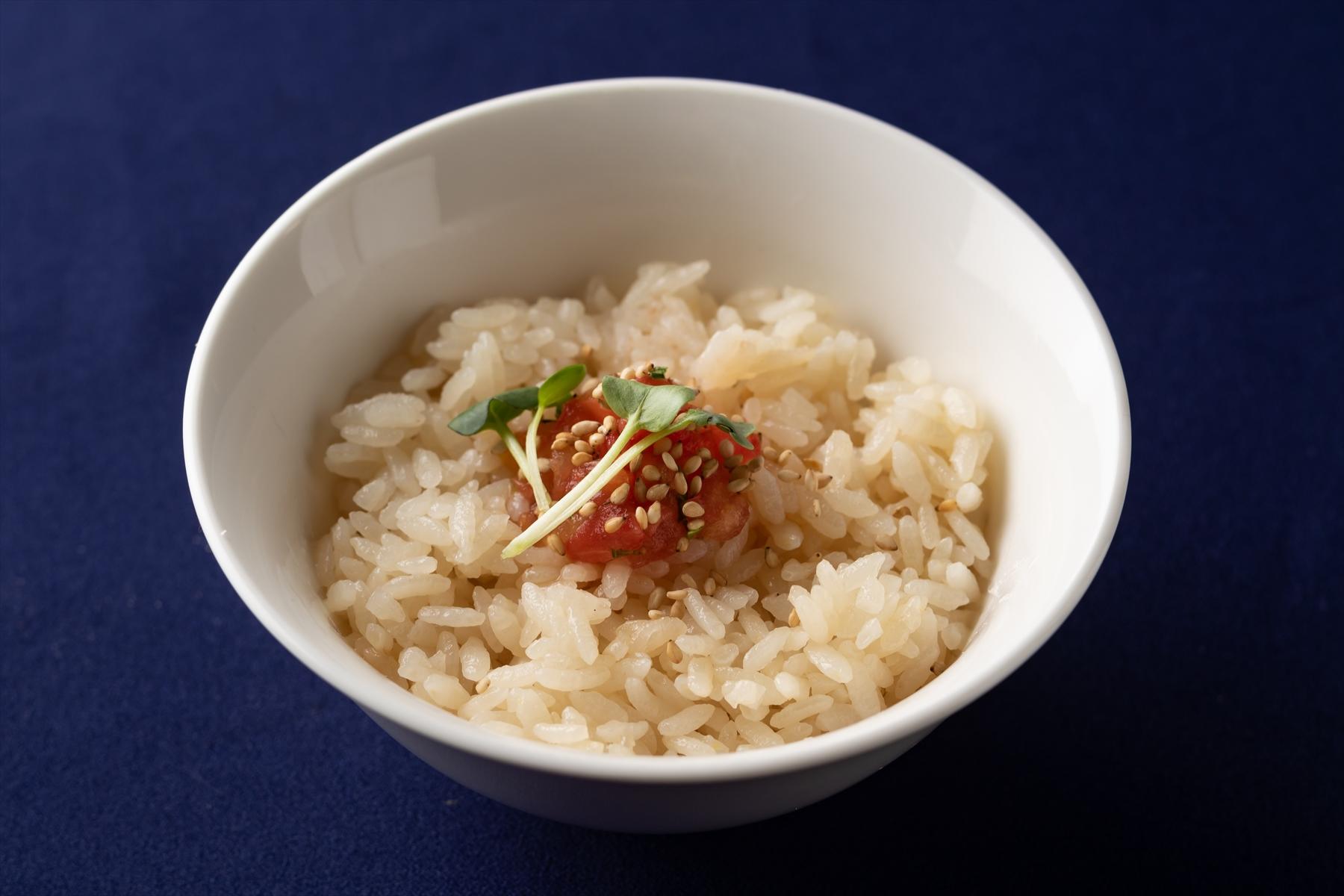 鯛のタレと濃口醤油、シチリア海塩、タマネギの輪切りを加えて炊いた“鯛ダシご飯”100円。鯛スープとの相性は言わずもがな。