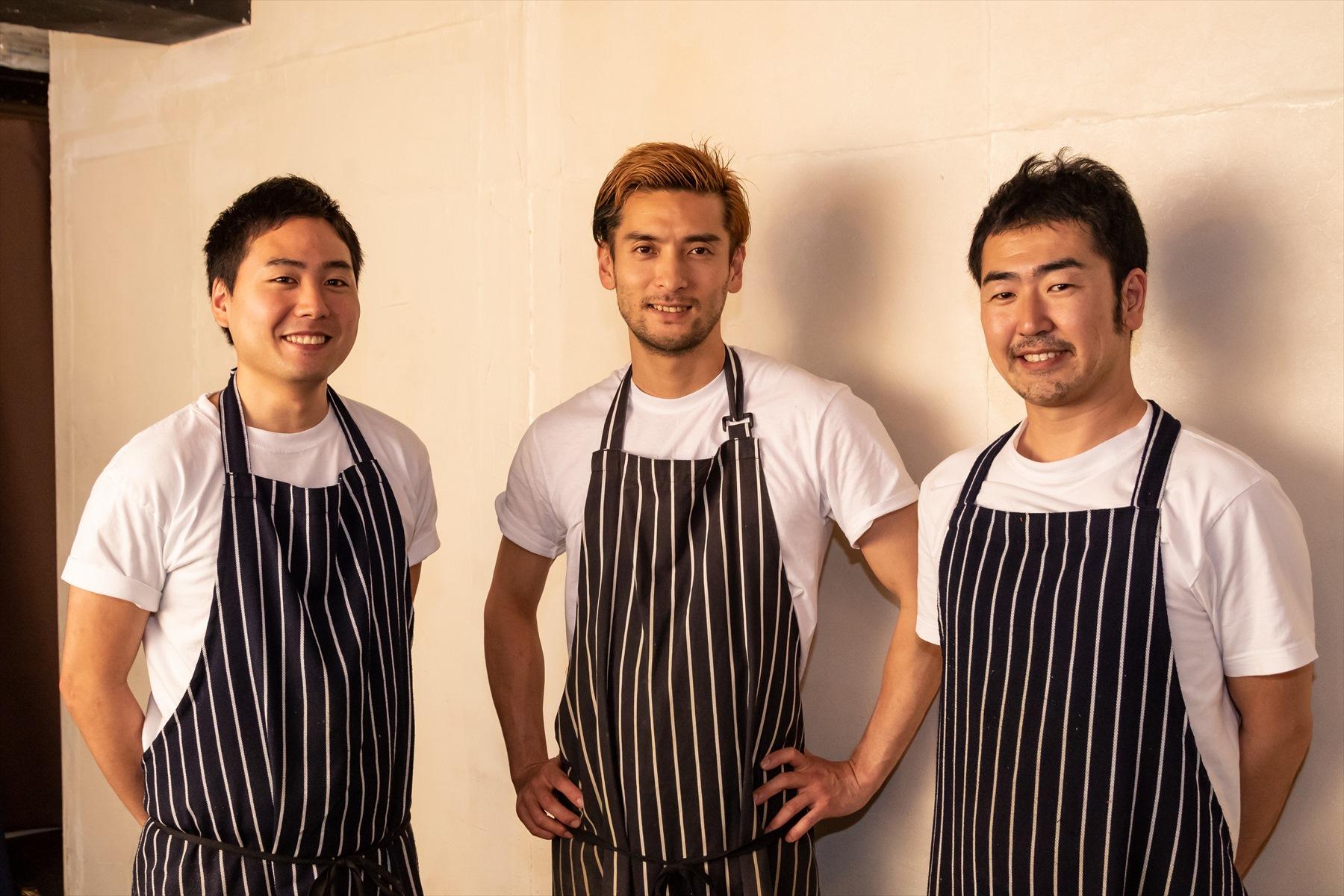 スタッフの恩田竜樹さん(左)と甘粕善則さん(右)は、なんと「真鯛らぁめん まちかど」の前身である「Centro Storico(チェントロ・ストーリコ)」の常連さんだったそうだ。