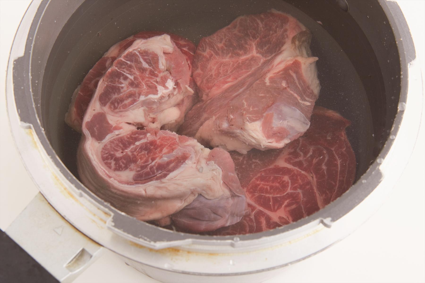 圧力鍋を使うと、短時間でやわらかに。