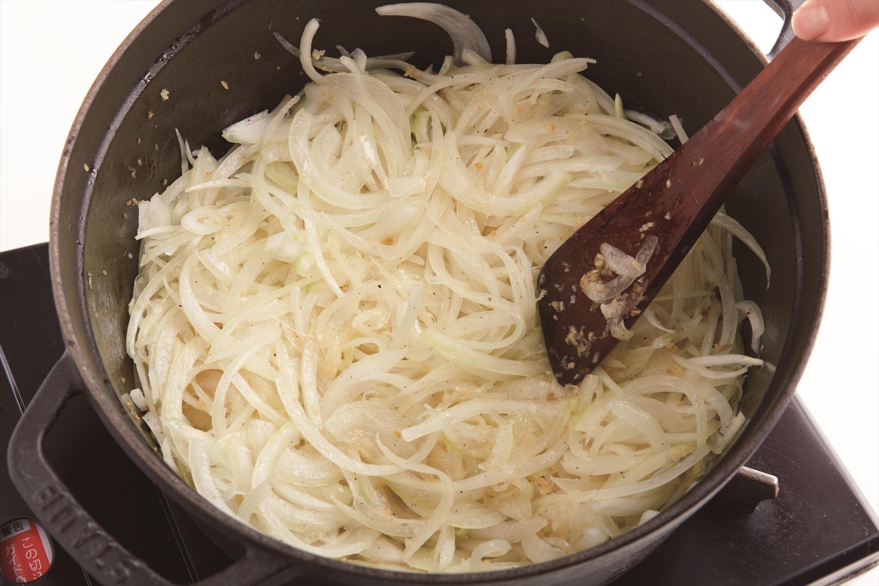 鍋底や周囲に焦げがついたら、そのつど、少量の水を垂らしてヘラでこそげ取る。