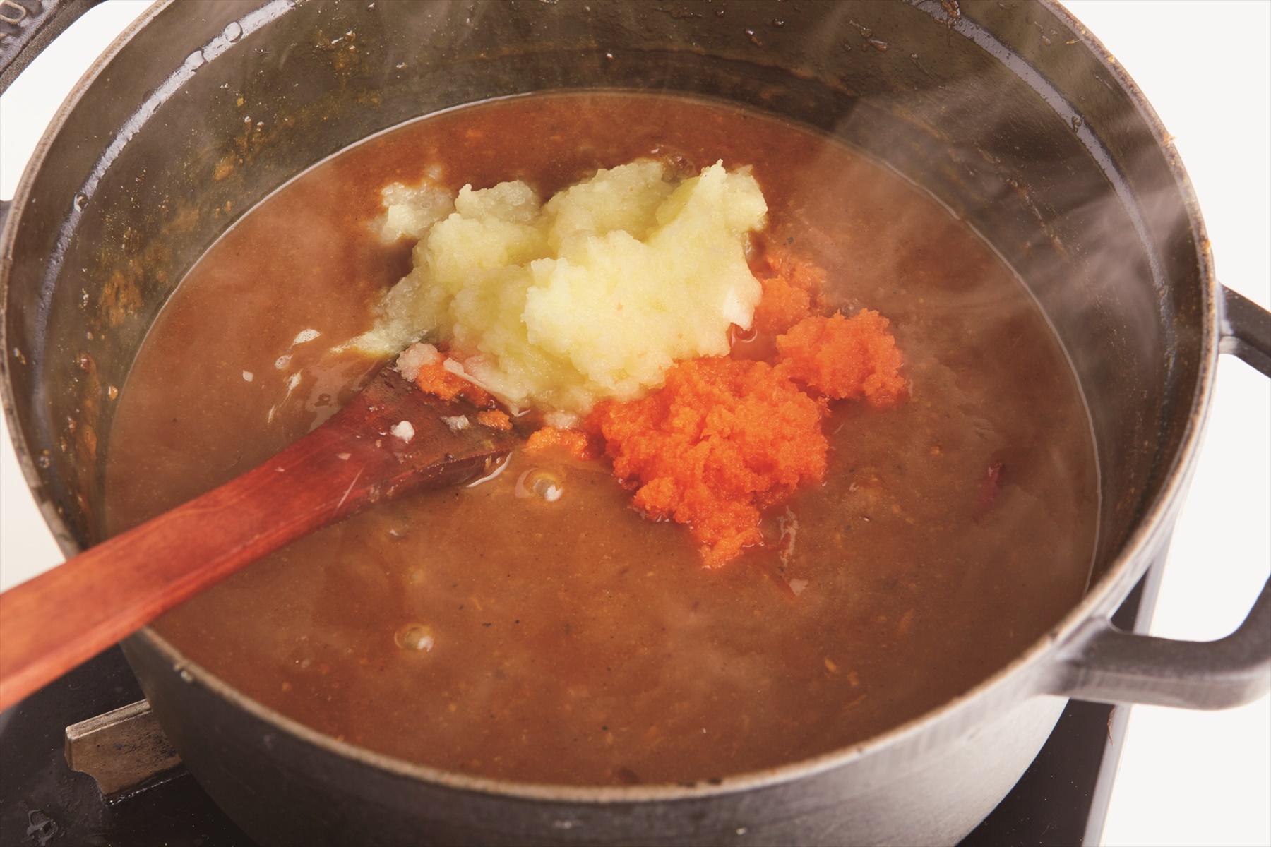 りんごとにんじんの甘味でまろやかさをプラス。トマトで旨味を重ねて、味を引き締める。