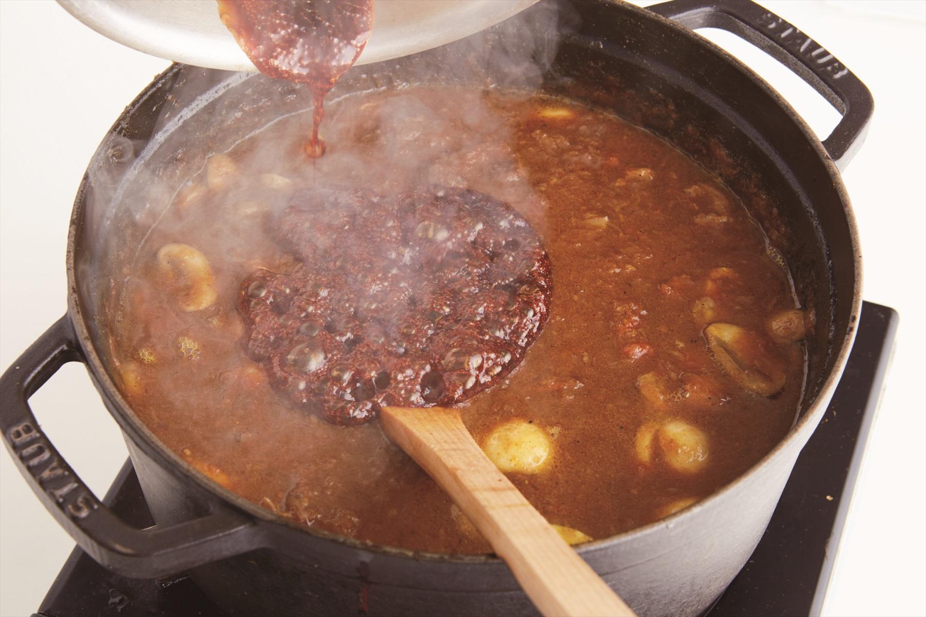これで、味と色にグッと深みが出て、 ひと晩ねかせたカレー風に。