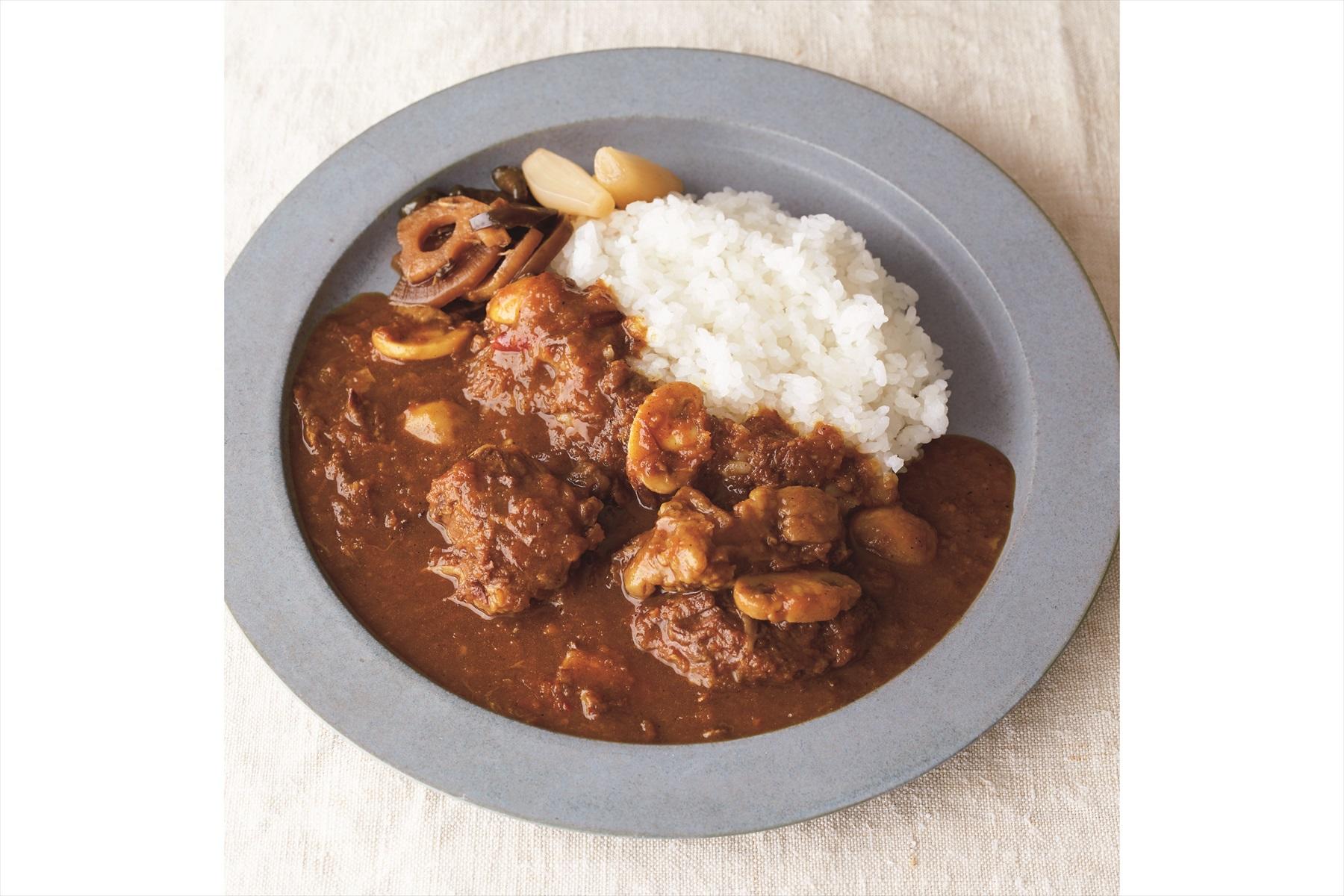 牛すね肉を具材に、だしに、ととことん活用。ゴロッと入ったすね肉で迫力満点、深くて、どこか懐かしい味わいの贅沢なビーフカレーだ。