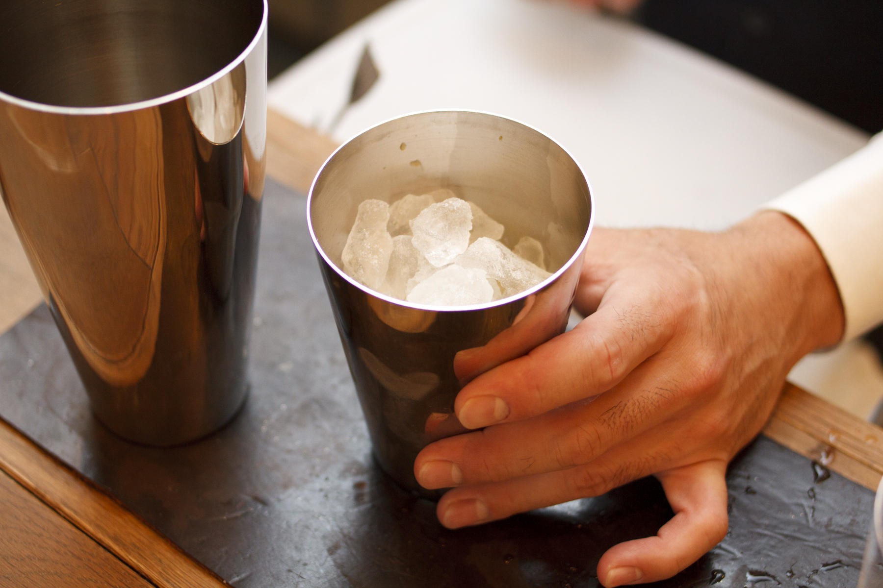 4、クラッシュアイスをシェイカーの8分目まで入れ、シェイクする。