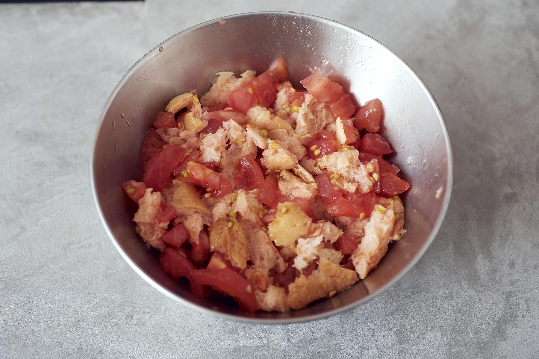 ガスパチョをつくるときは、パンに完熟トマトの果汁をしっかりと染み込ませることが大切。