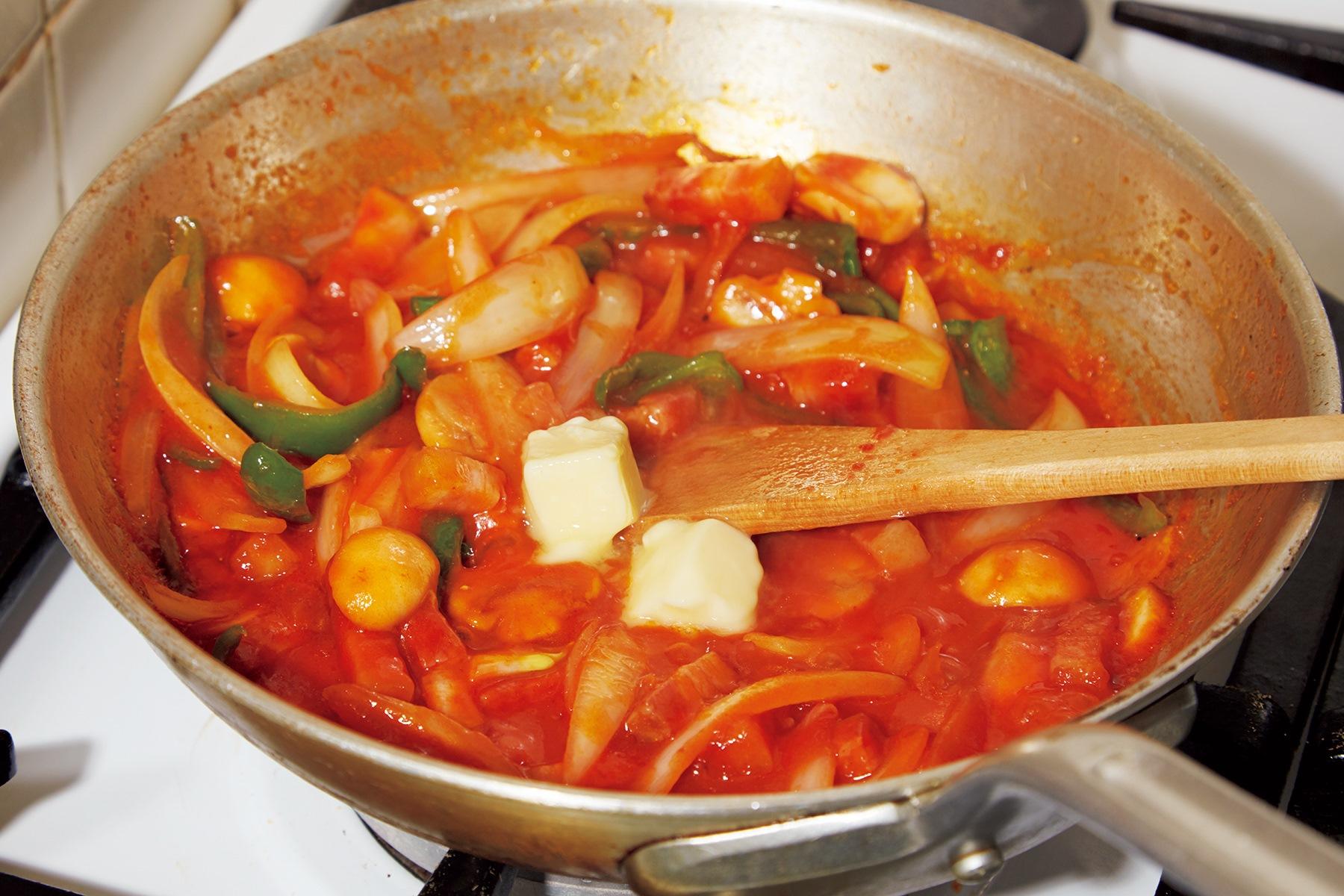 仕上げにバターを加える