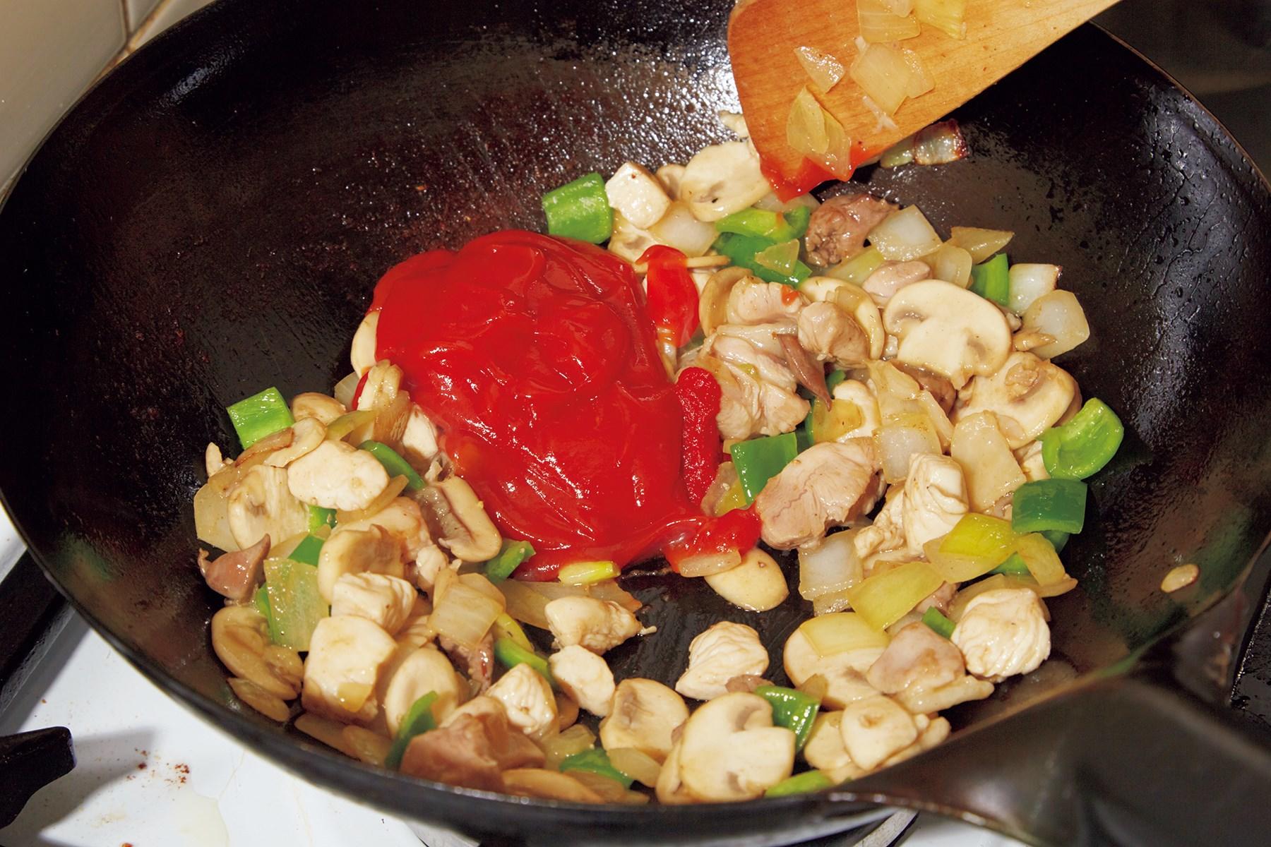 チキンライスのもとをつくる。