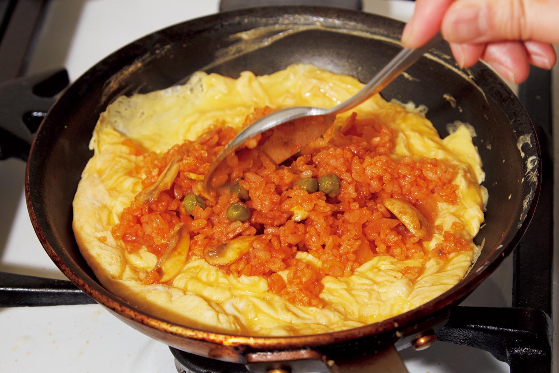 ケチャップライスを加える