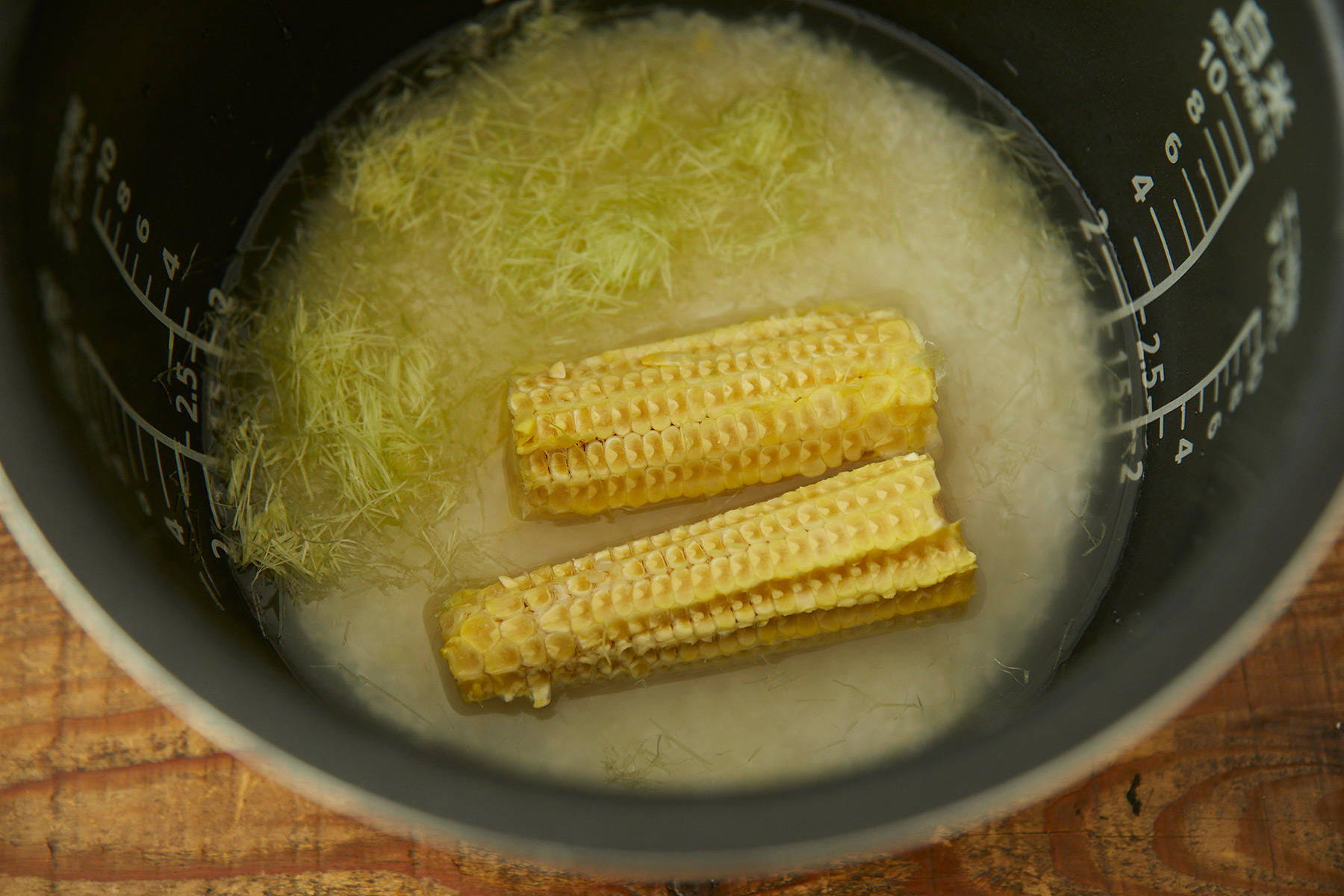 とうもろこしごはんを炊く