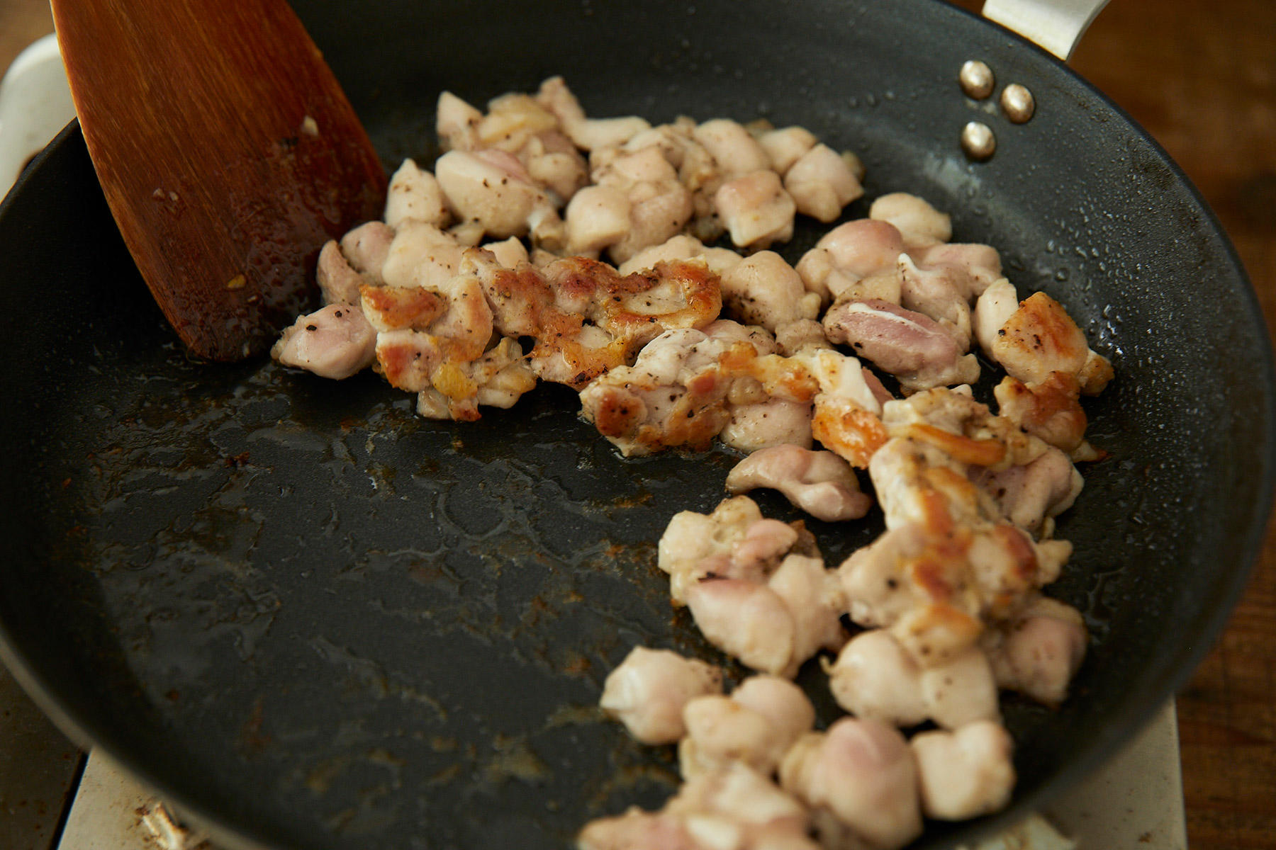鶏肉とえのきを焼く