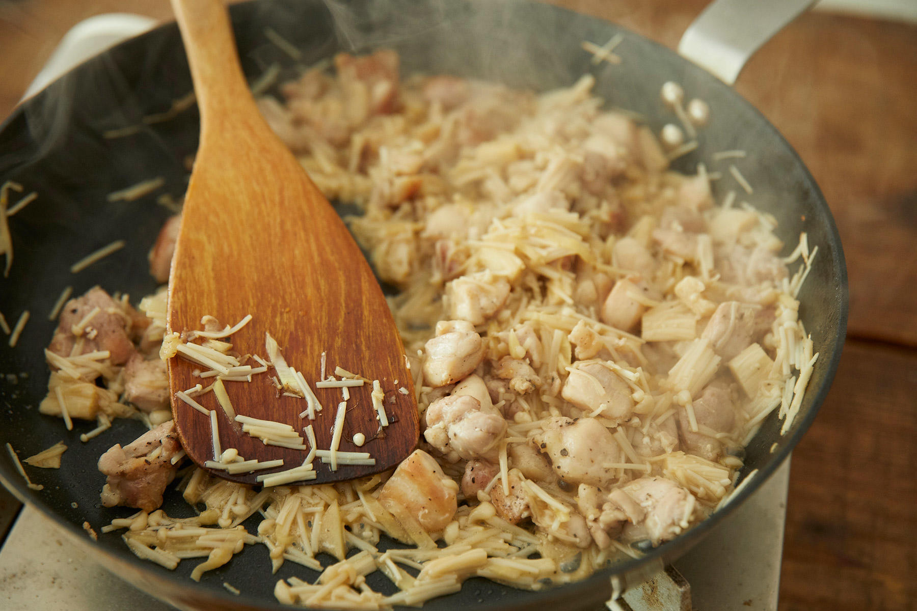 鶏肉とえのきを焼く