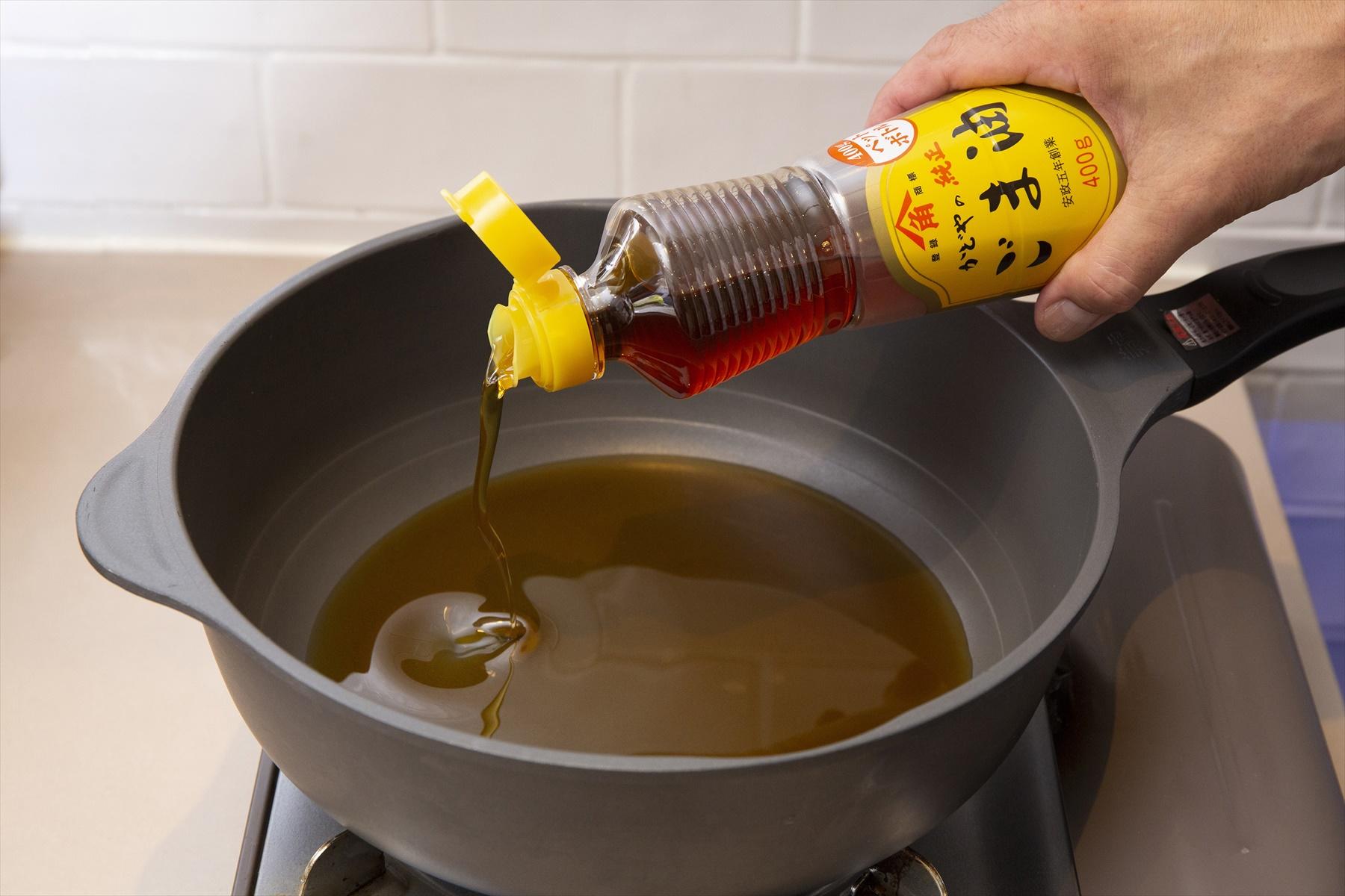 フライパンに「純正ごま油」を注ぐ