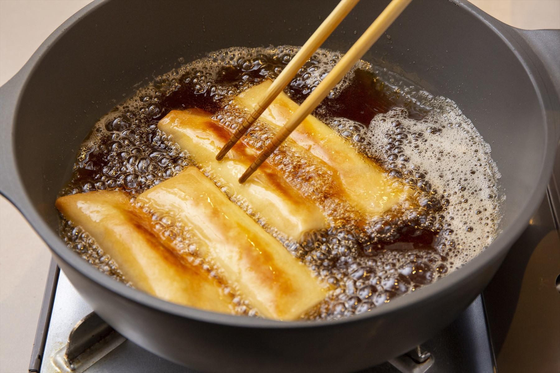 春巻きを転がすようにしながら揚げる