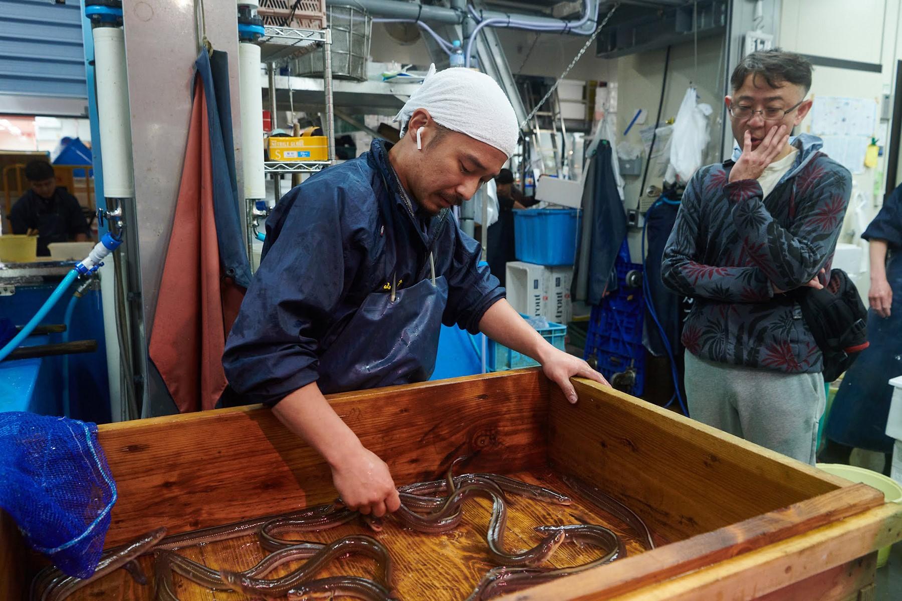 山﨑大輔さん(左)