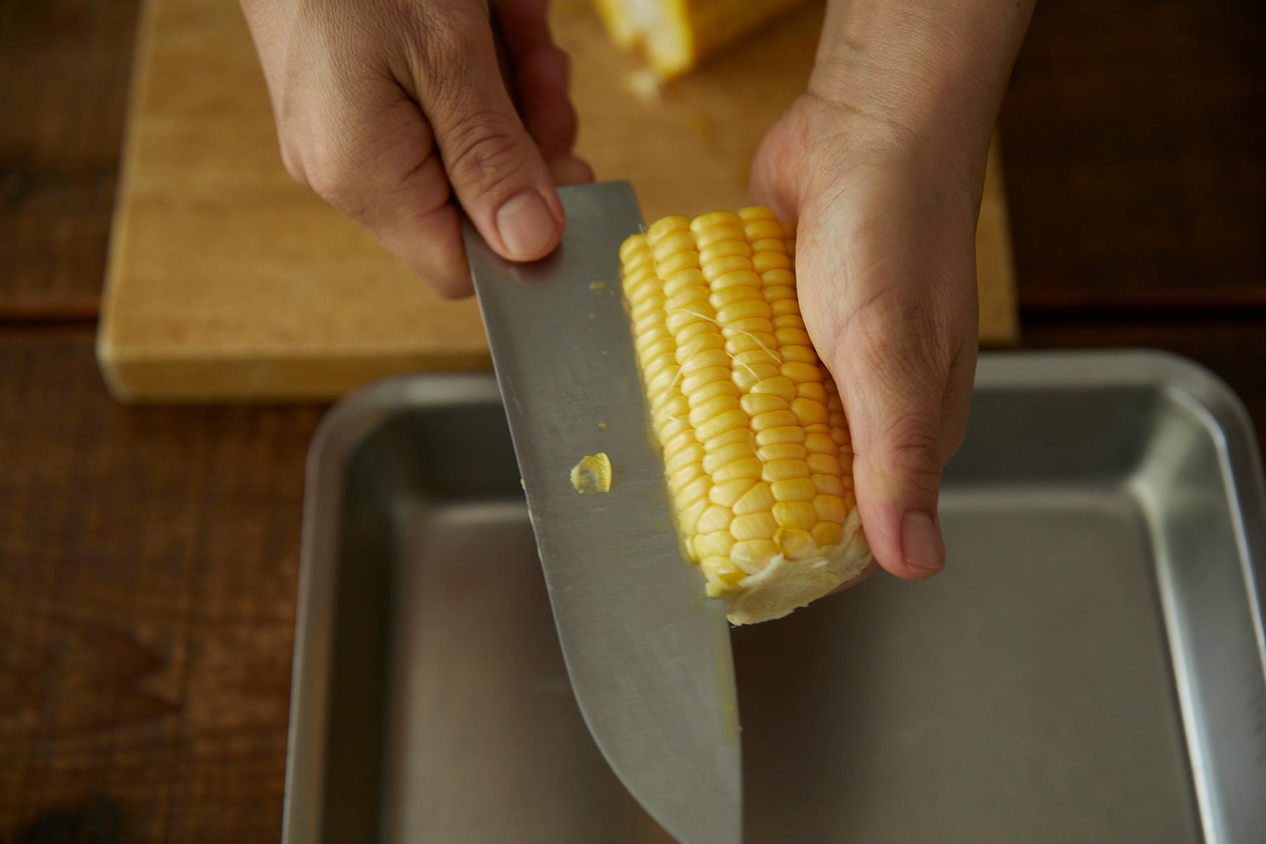 とうもろこしの実をはずす