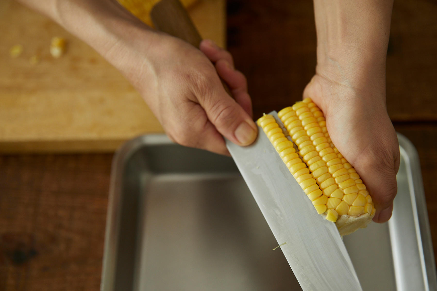 とうもろこしの実をはずす