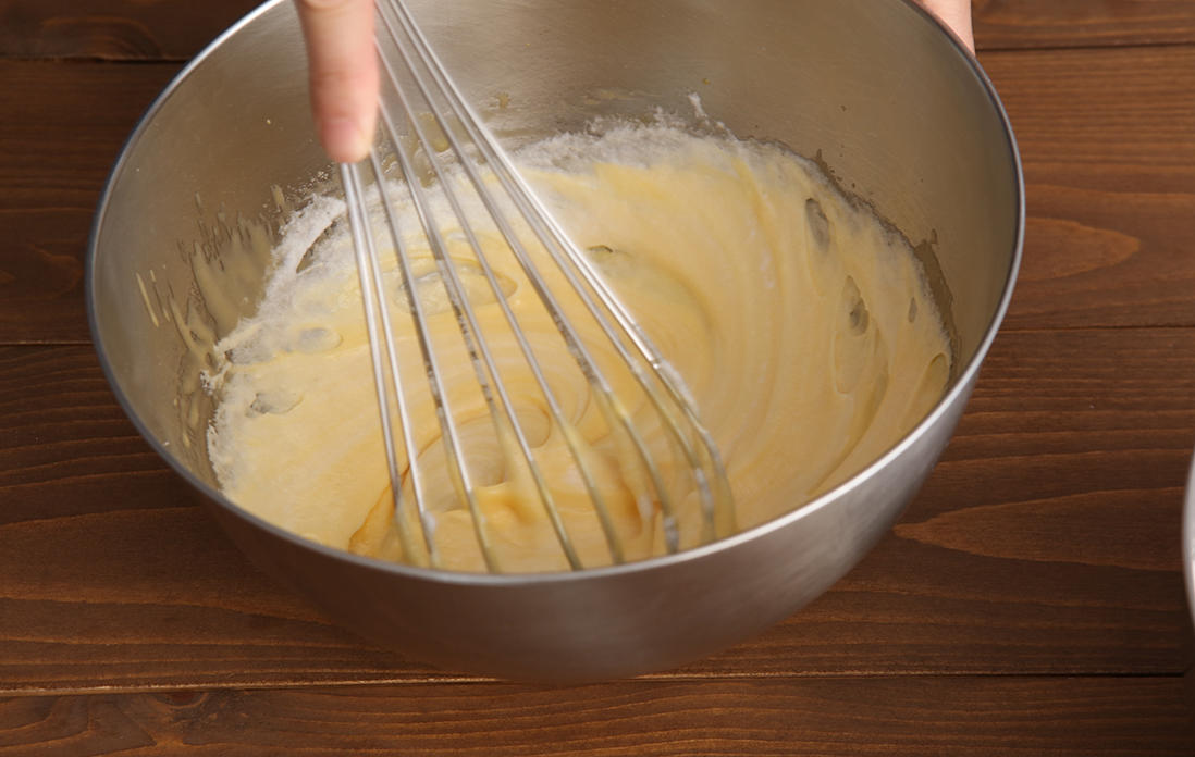 卵黄とメレンゲを混ぜ合わせる