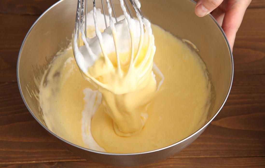 卵黄とメレンゲを混ぜ合わせる