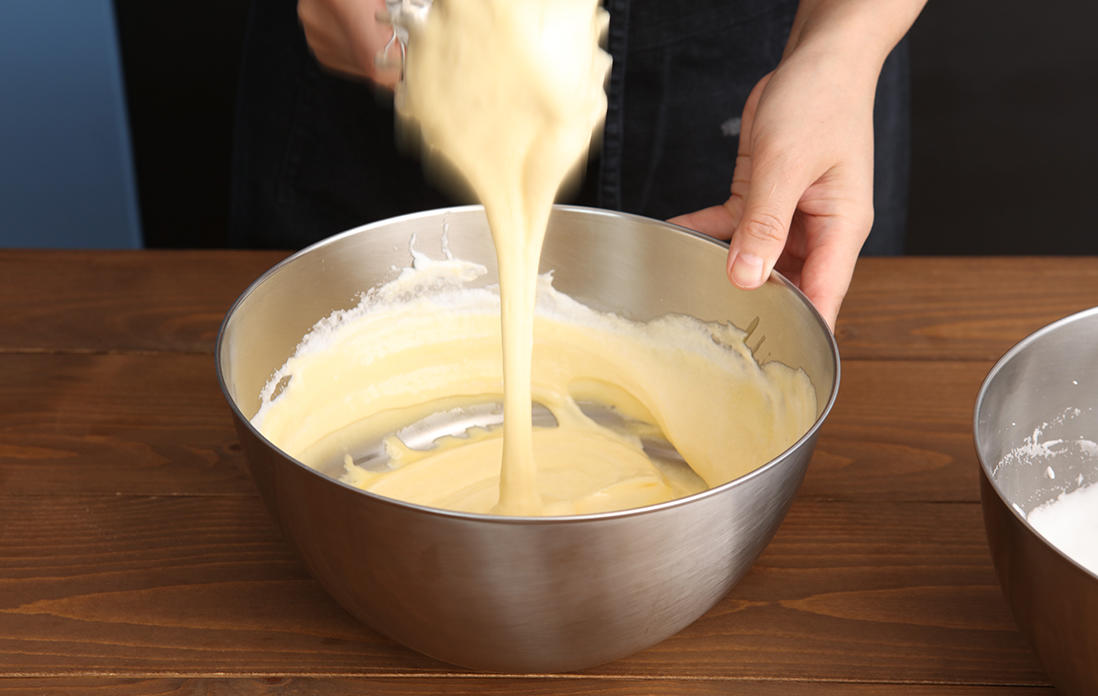 卵黄とメレンゲを混ぜ合わせる