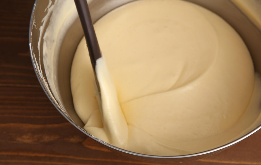 卵黄とメレンゲを混ぜ合わせる