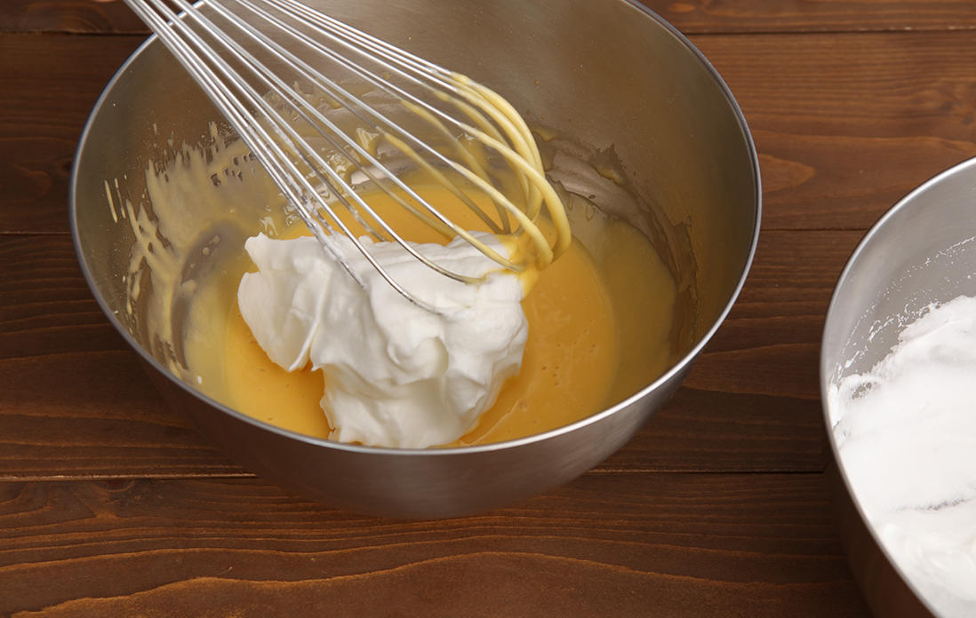 卵黄とメレンゲを混ぜ合わせる