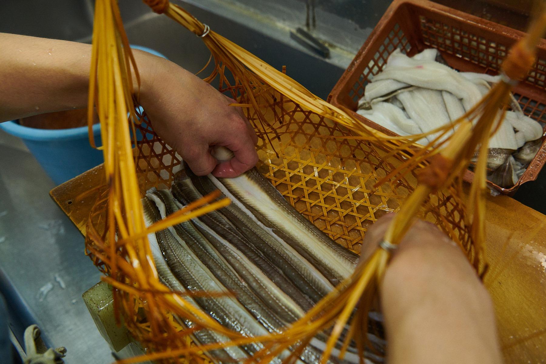 竹製の引き笊に洗った穴子