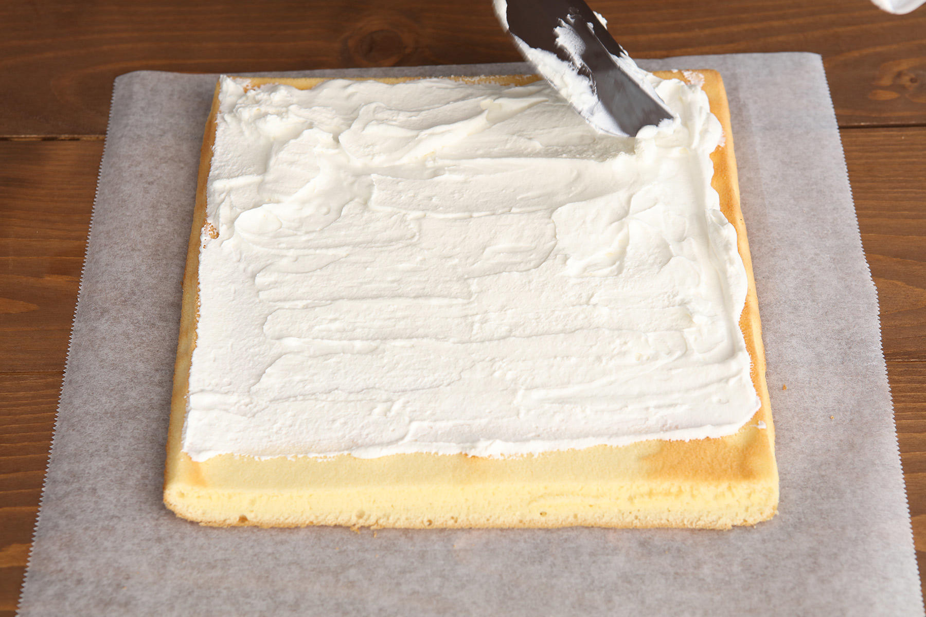 生クリームを広げる