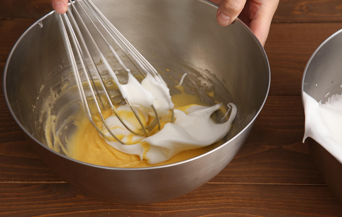 卵黄とメレンゲを混ぜ合わせる