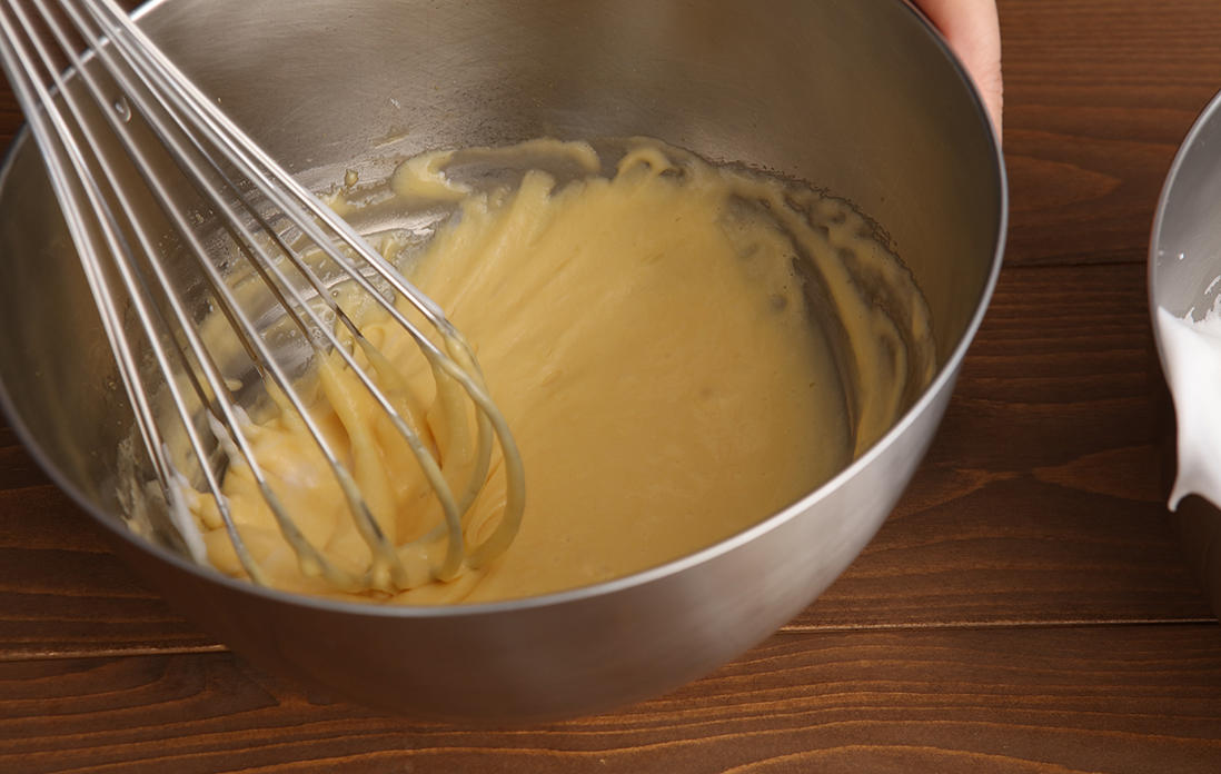 卵黄とメレンゲを混ぜ合わせる