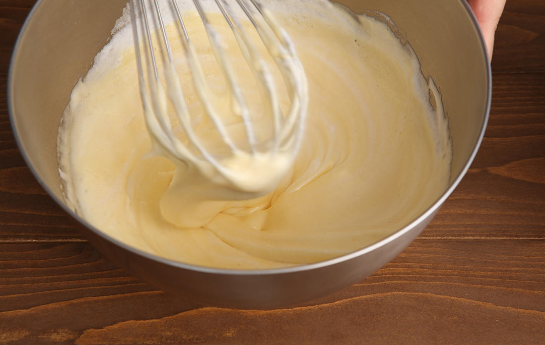 卵黄とメレンゲを混ぜ合わせる