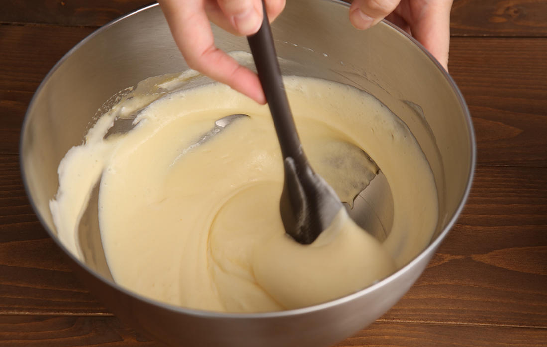 卵黄とメレンゲを混ぜ合わせる