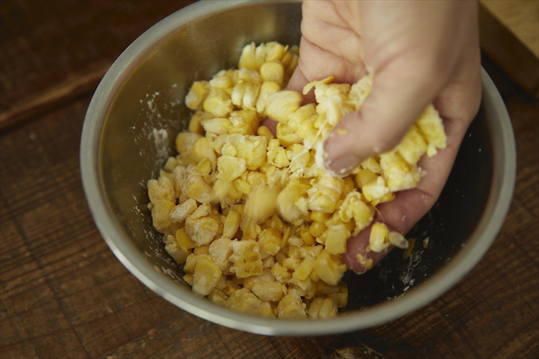 とうもろこしの実を片栗粉と混ぜておく