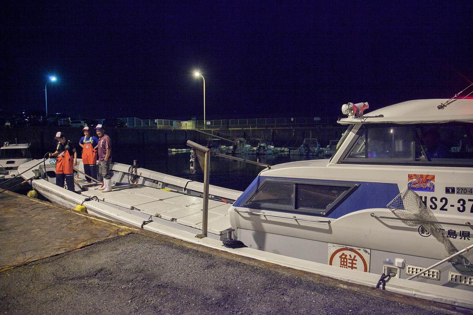 小イワシの運搬船。20代と思しき若手漁師たちと一緒に乗り込んで、いざ海原へ。