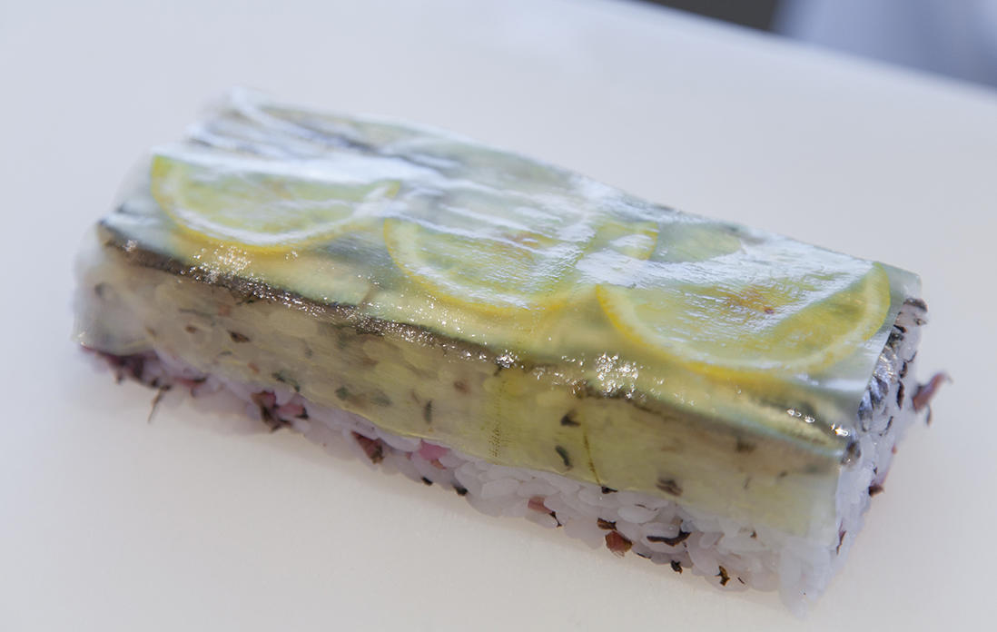 小いわしのレモン〆押し寿司