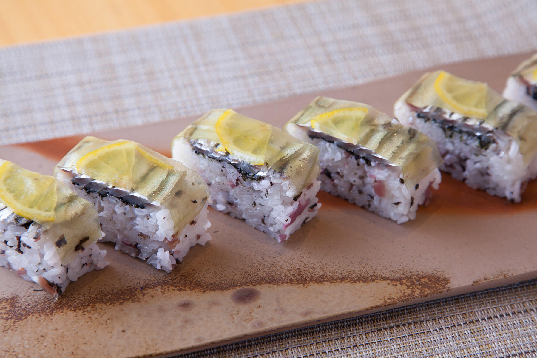 小いわしのレモン〆押し寿司
