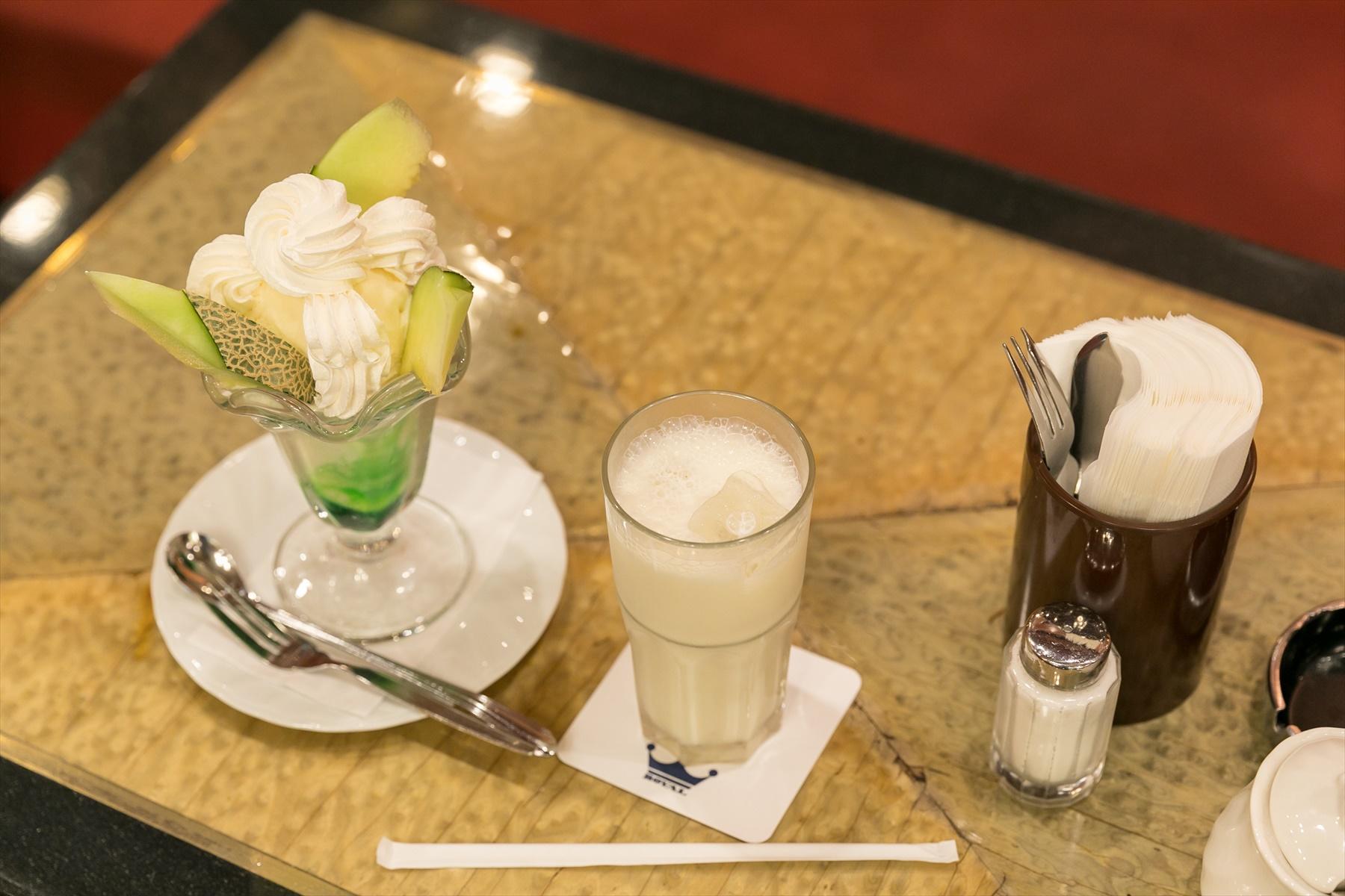 季節のフルーツパフェ、バナナジュース