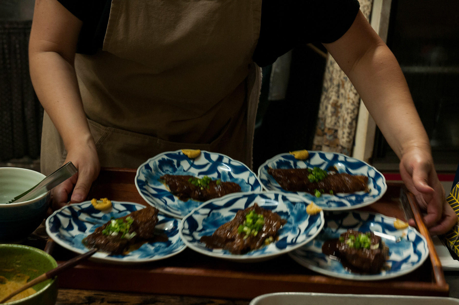 豚ナンコツの味噌煮らしき皿