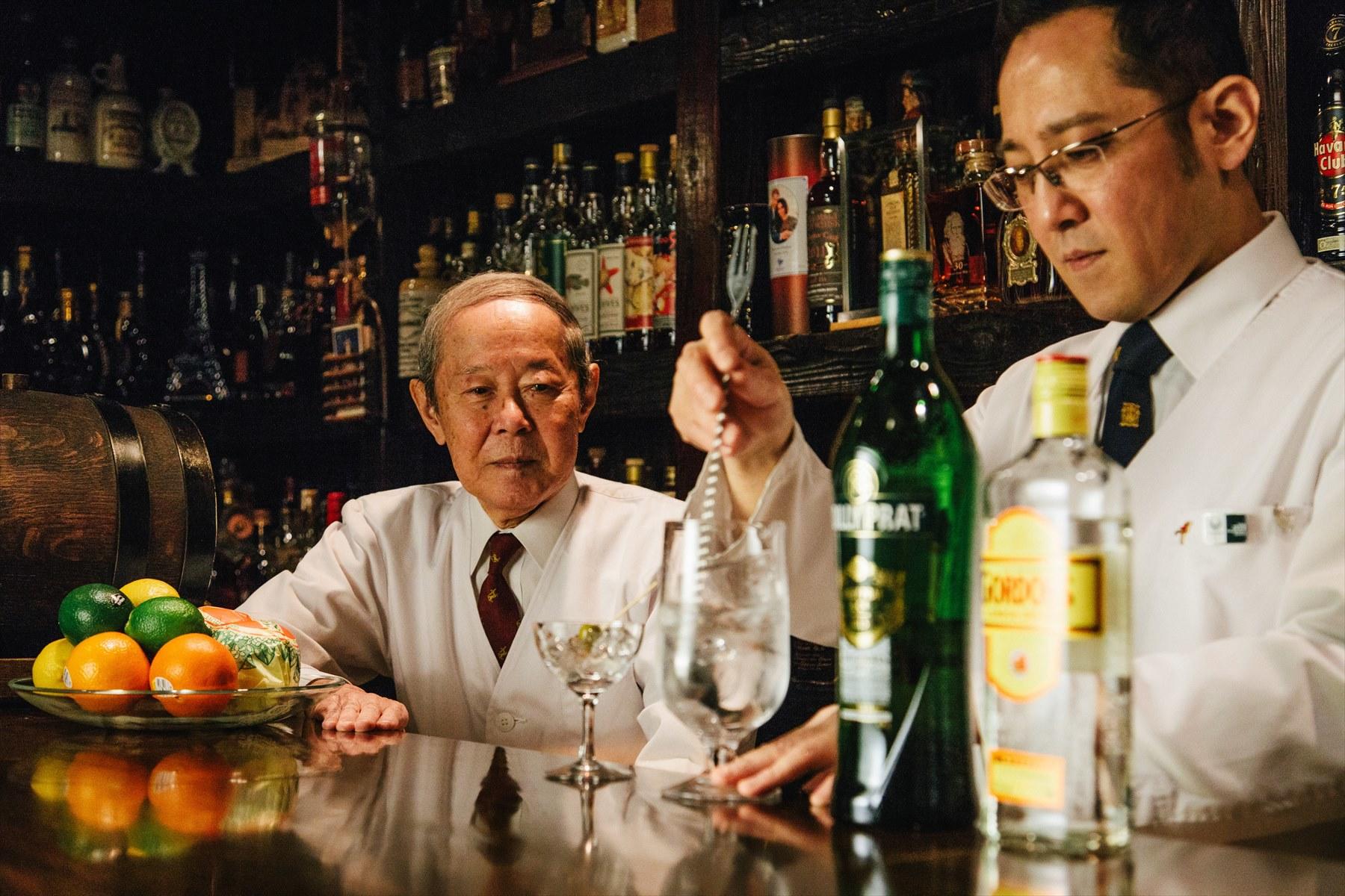 マスターの渡辺昭男さんと、次男でバーテンダーの宗憲さん