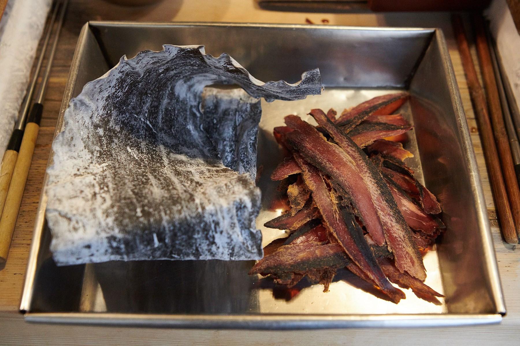 穴子と共に炊く昆布と鰹節の厚削り