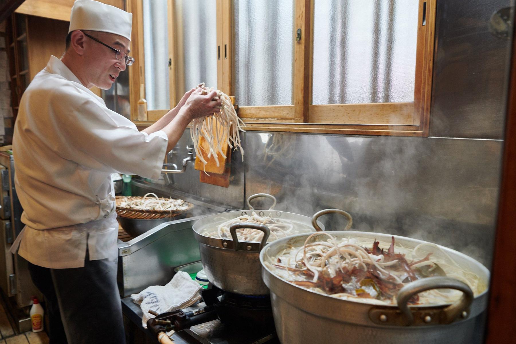 直径60cmの2つの大鍋