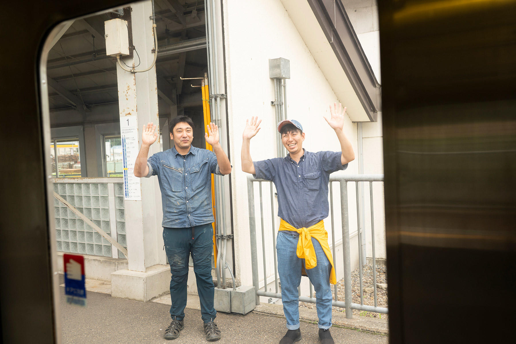 現地スタッフの淺井忠博さん、竹中想さん