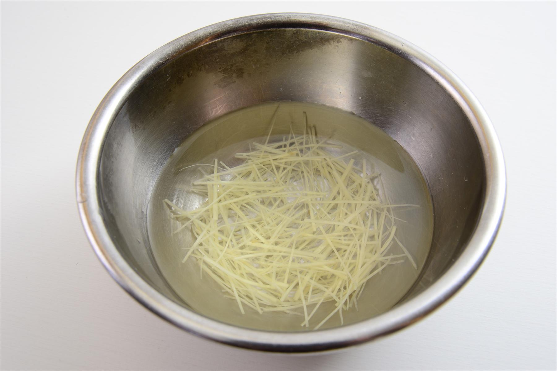 生姜はせん切りにして水にさらす