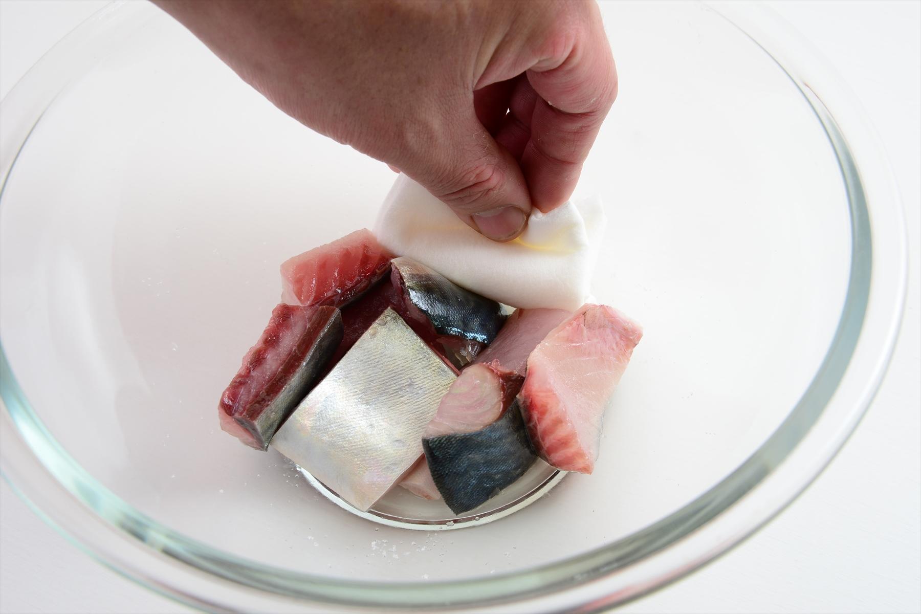 水気をキッチンペーパーで拭く