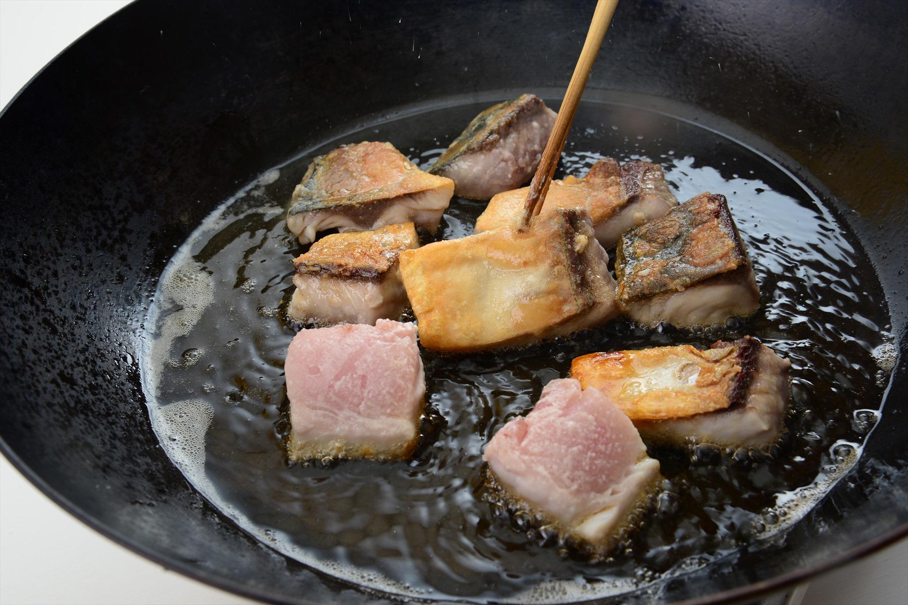 鯖を皮側から入れて焼きつける