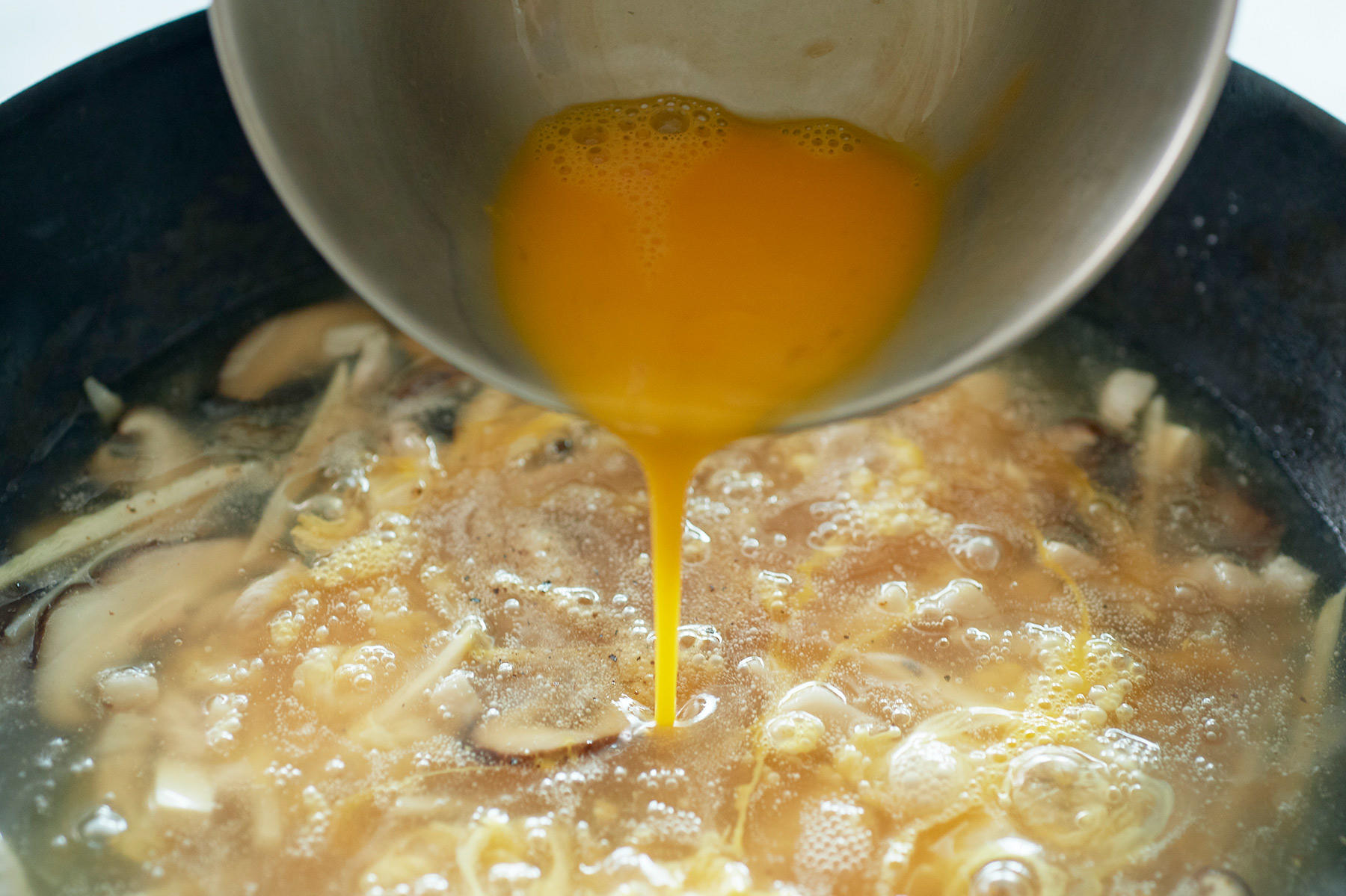 豆腐と卵を加え、酢と胡椒で仕上げる