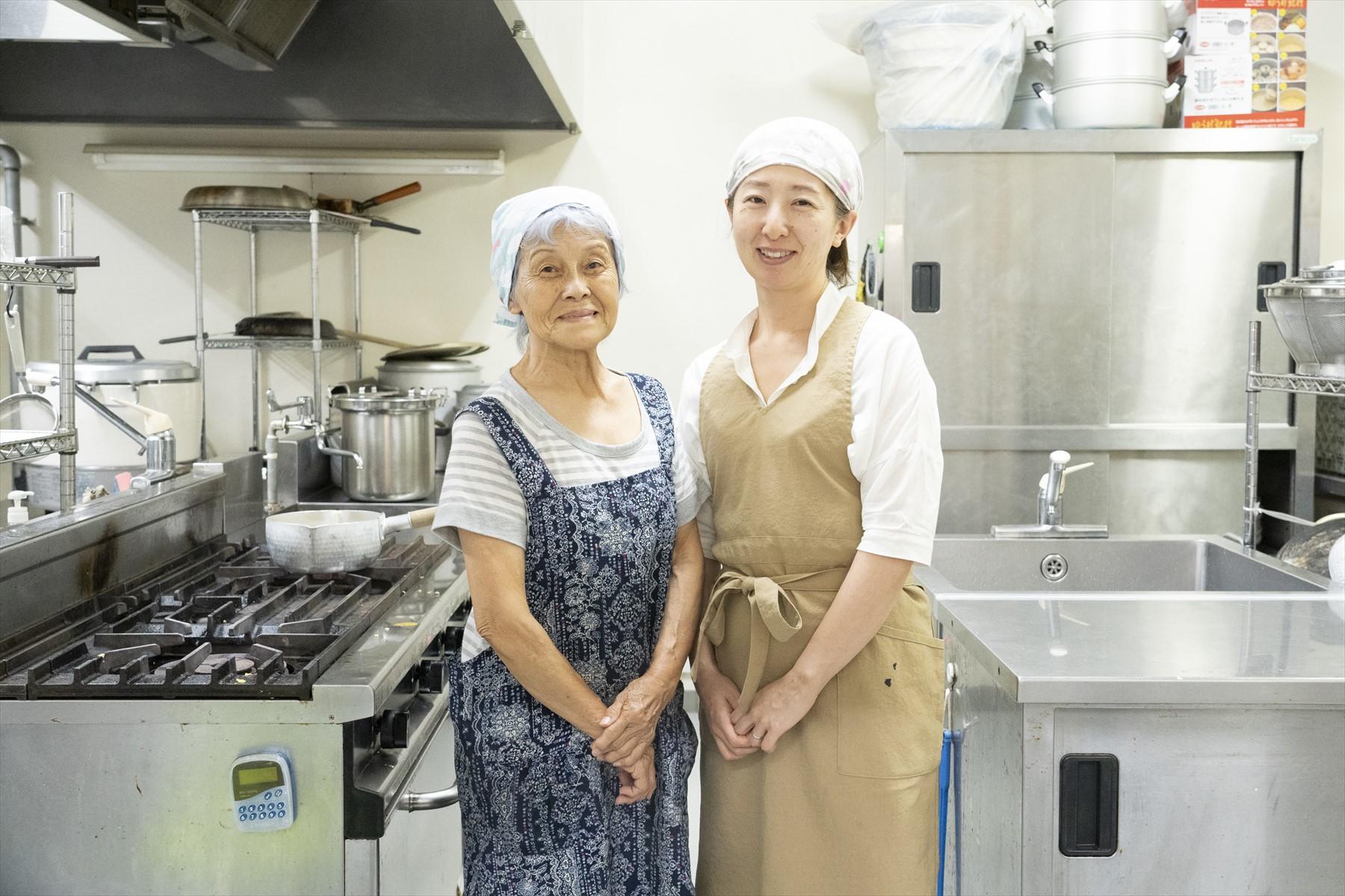 左から相澤俊子さんと小口千亜希さん