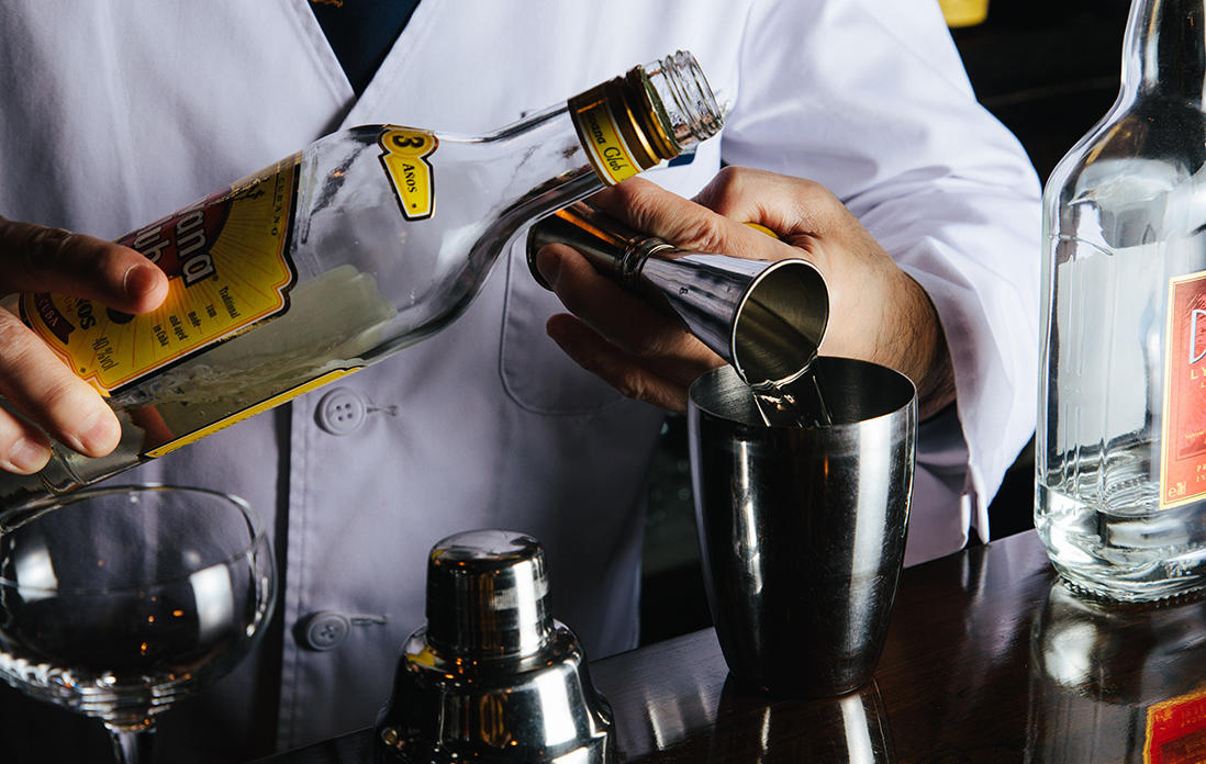 シェイカーに“ハバナクラブ” 50mlを注ぐ。