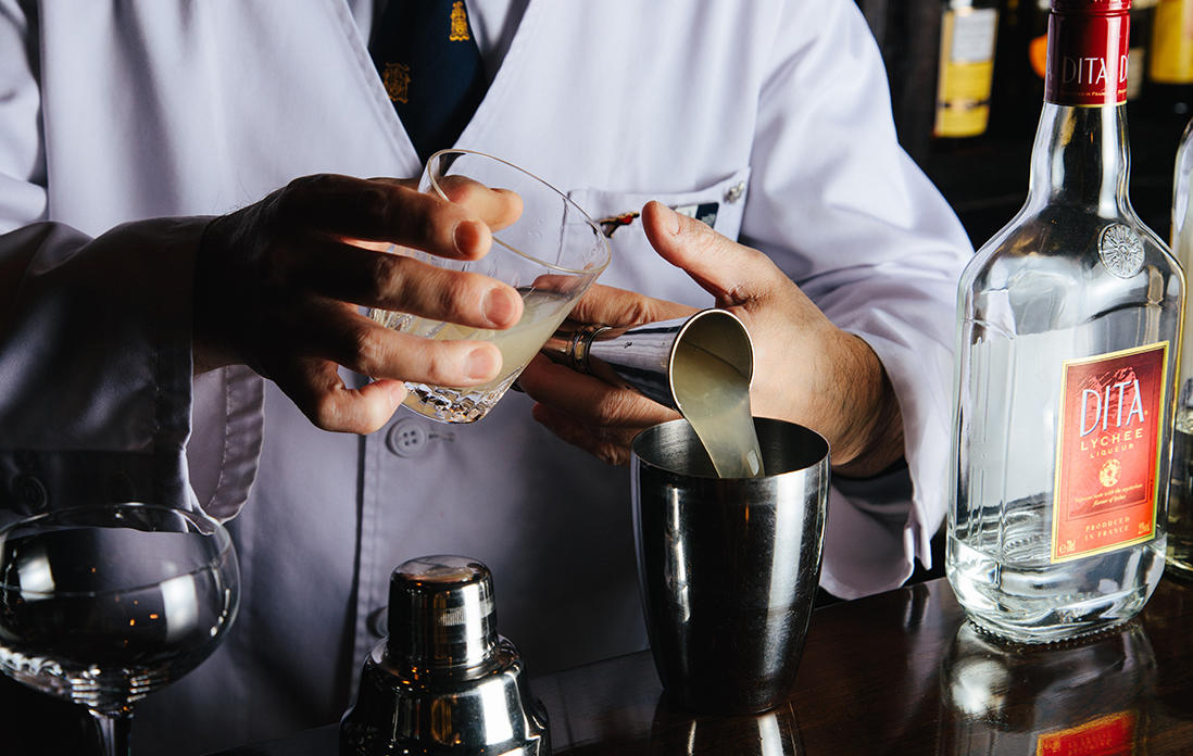 グレープフルーツを搾った果汁50mlを注ぐ。